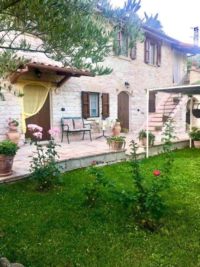 Serra SantʼAbbondio B&B Il Poggetto מראה חיצוני תמונה