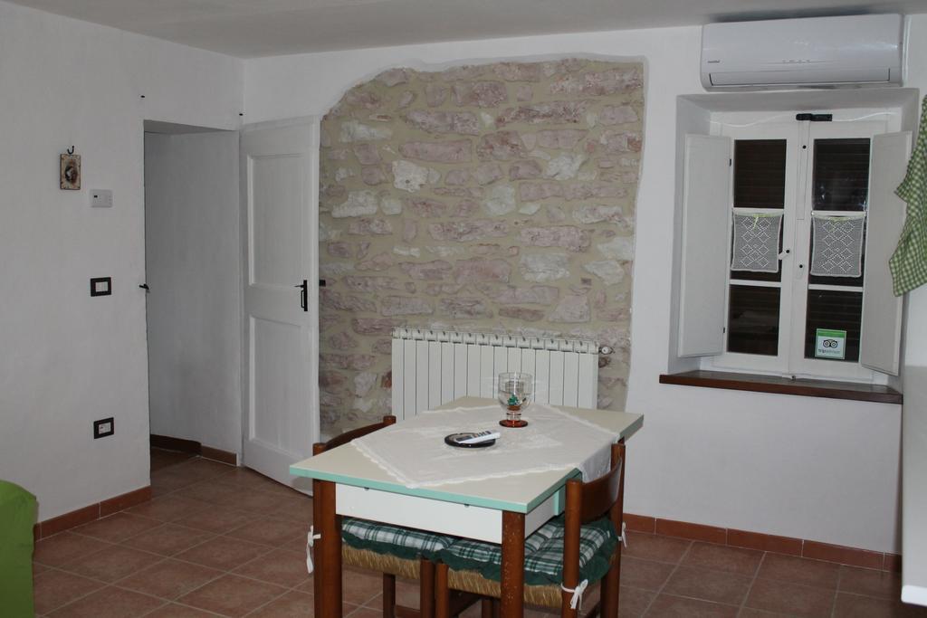 Serra SantʼAbbondio B&B Il Poggetto חדר תמונה