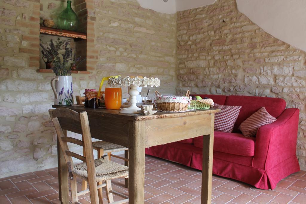 Serra SantʼAbbondio B&B Il Poggetto מראה חיצוני תמונה