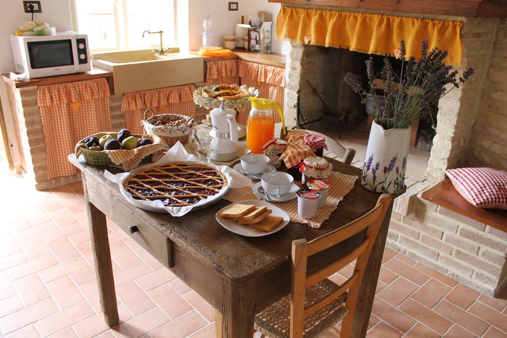 Serra SantʼAbbondio B&B Il Poggetto מראה חיצוני תמונה