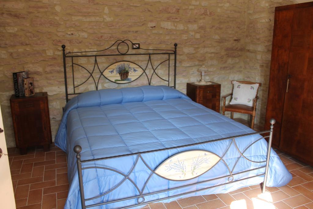 Serra SantʼAbbondio B&B Il Poggetto חדר תמונה