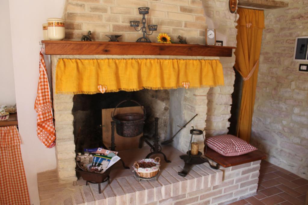 Serra SantʼAbbondio B&B Il Poggetto מראה חיצוני תמונה
