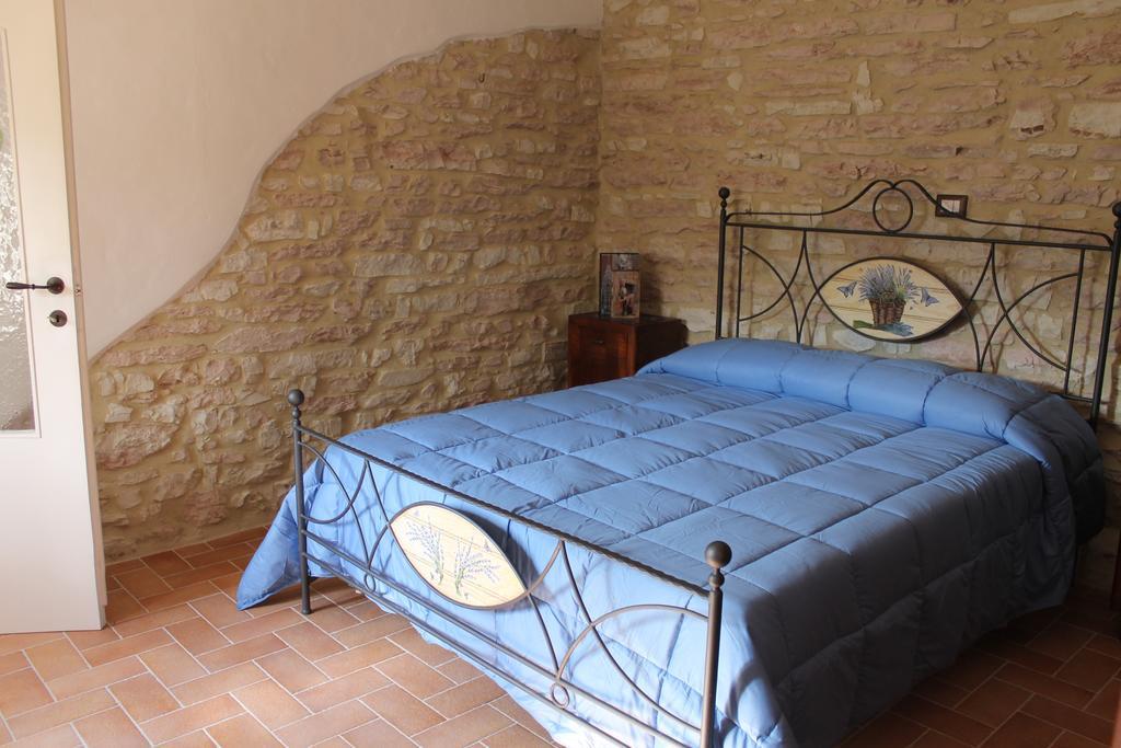 Serra SantʼAbbondio B&B Il Poggetto חדר תמונה
